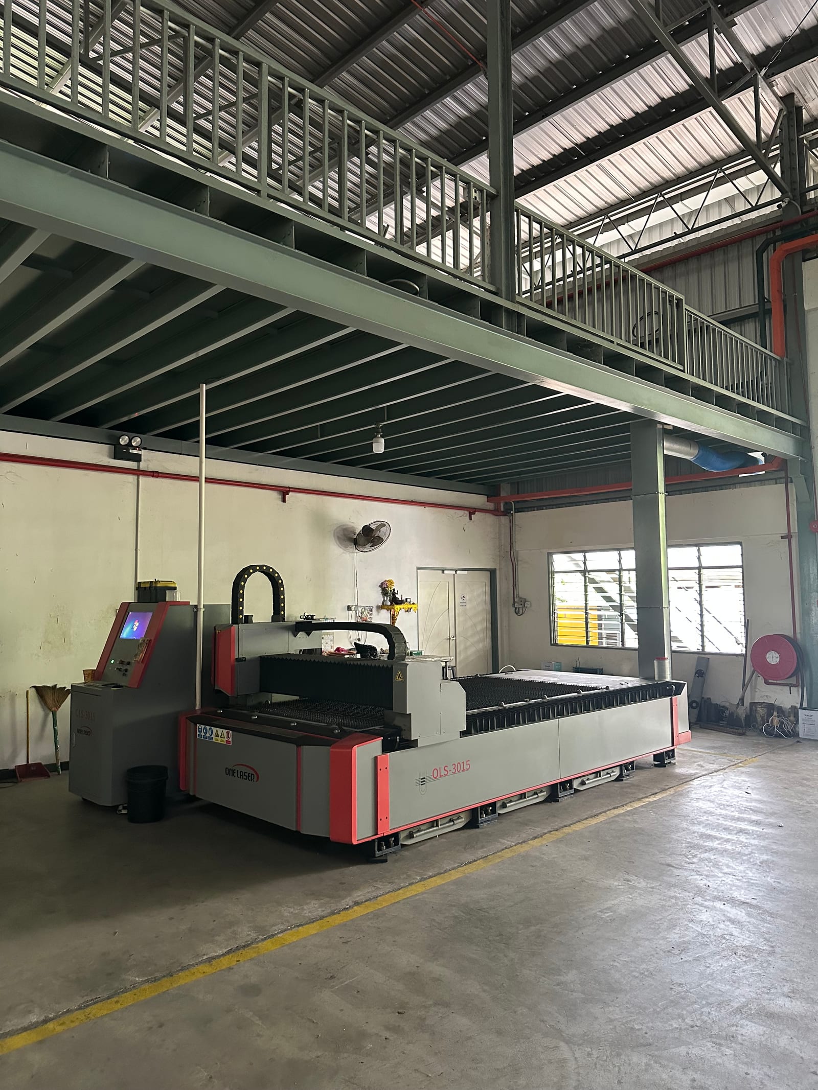 One Laser OLS-3015 fibre laser cutting machine in the Unifrost workshop